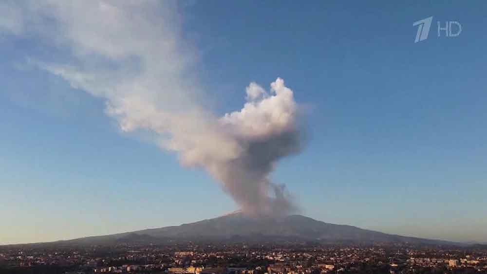 На итальянском острове Сицилия проснулся вулкан Этна