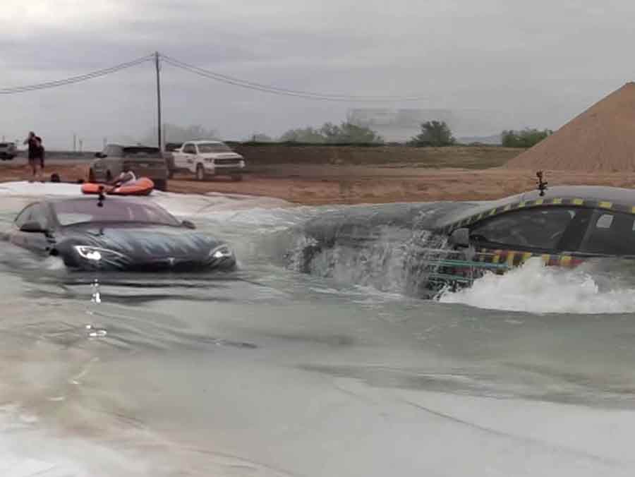 Видеоролик заезда на Tesla Model S под воду сделалось хитом в Online