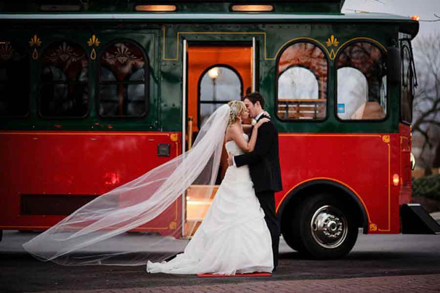 Аренда автобуса на свадьбу: одним махом решает несколько проблем