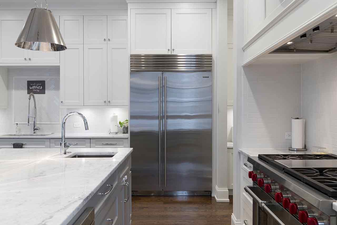 Встроенный или отдельно стоящий холодильник — в чем отличия?