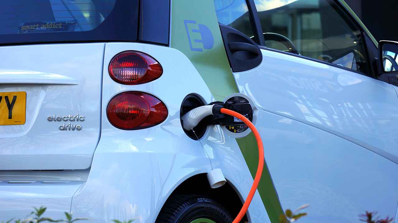 СМИ: ездить на электромобиле сейчас дороже, чем на бензине